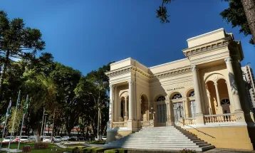 Vereadores de Curitiba confirmam aumento do próprio salário