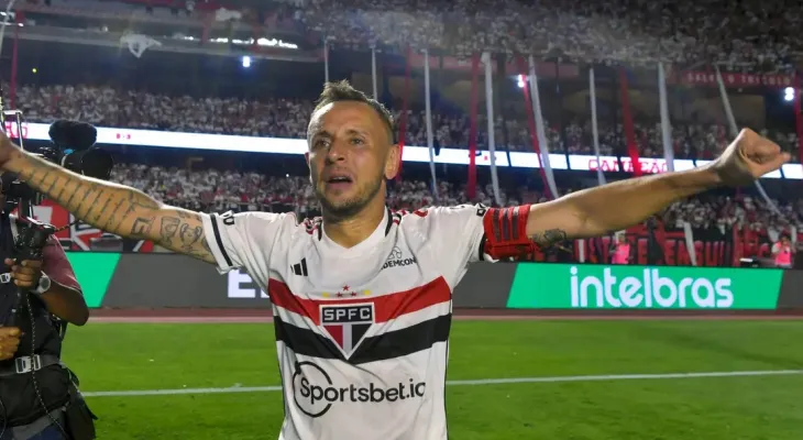 Lateral Rafinha se despede do São Paulo