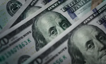 Dólar atinge R$ 6,18 impulsionado por cenário externo e baixa liquidez