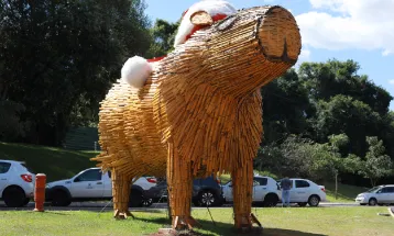 Capivara de bambu ganha residência definitiva no Lago Municipal de Cascavel