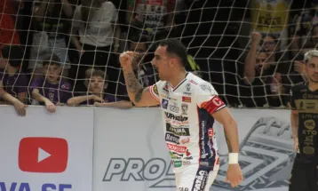 O famoso bigode de Gustavinho agora é do time gaúcho