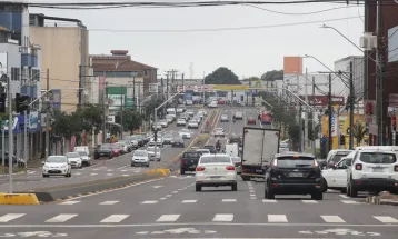 Obras de reurbanização na Avenida Carlos Gomes seguem com reforço asfáltico