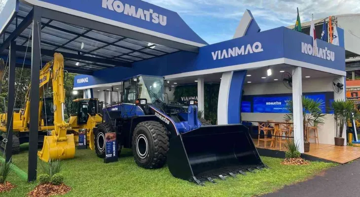 Vianmaq destaca inovação no Show Rural Coopavel 2025 com parceria Komatsu e Williams Racing