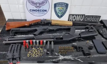 GM e PM prendem quatro suspeitos de assalto e recuperam armas roubadas