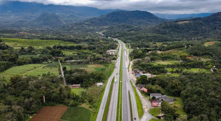 Rodovias do Paraná registram tráfego fluindo normalmente, mas motoristas devem manter atenção