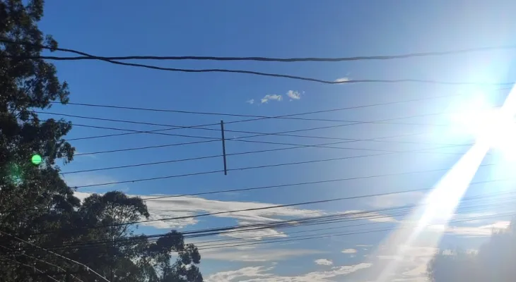 Calor e pancadas de chuva marcam o sábado de verão em Cascavel