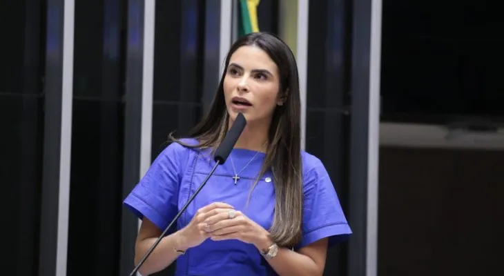 Câmara aprova punição para quem divulgar imagem de nudez gerada por IA