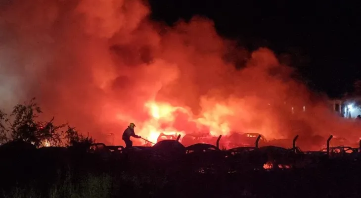 Grande incêndio destrói dezenas de veículos no pátio do Detran em Cascavel