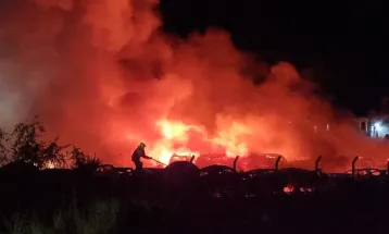 Grande incêndio destrói dezenas de veículos no pátio do Detran em Cascavel