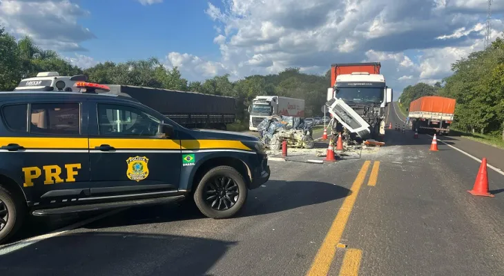 Batida frontal entre caminhão e carro deixa um morto na BR-277