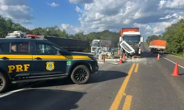 Batida frontal entre caminhão e carro deixa um morto na BR-277