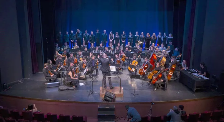 Teatro Guaíra recebe Orquestra Novva de Curitiba e Simone Leitão nesta quinta-feira