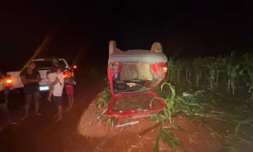 Motorista fica ferido após capotamento na PR-585