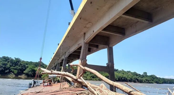 Começa retirada de balsa naufragada junto à ponte entre Floresta e Engenheiro Beltrão