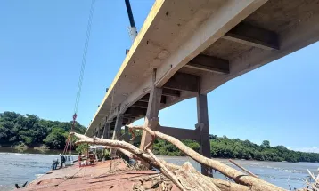 Começa retirada de balsa naufragada junto à ponte entre Floresta e Engenheiro Beltrão