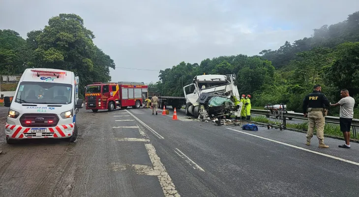 Motorista fica gravemente ferido após batida envolvendo caminhões na BR-277