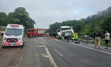 Motorista fica gravemente ferido após batida envolvendo caminhões na BR-277