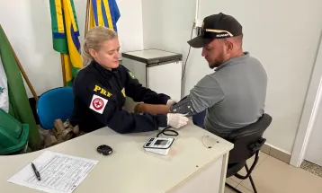 PRF realiza Ação de Saúde para caminhoneiros na BR-277 em Cascavel
