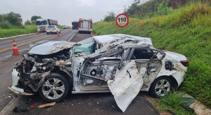 Colisão lateral entre ônibus e carro deixa uma vítima fatal na BR 376, em Paranavaí