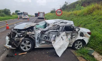 Colisão lateral entre ônibus e carro deixa uma vítima fatal na BR 376, em Paranavaí