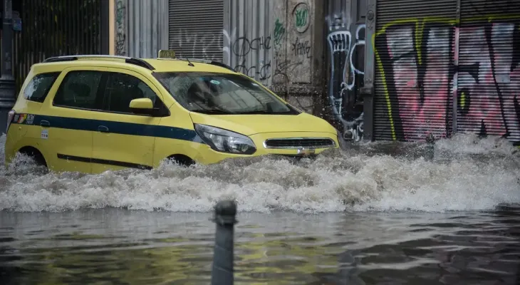 Temporal provoca alagamentos e quedas de árvores no Rio