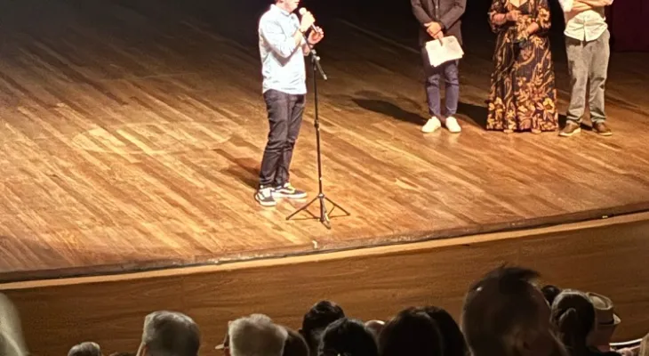 Público lota teatro para prestigiar lançamento de documentário em Cascavel