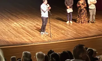 Público lota teatro para prestigiar lançamento de documentário em Cascavel