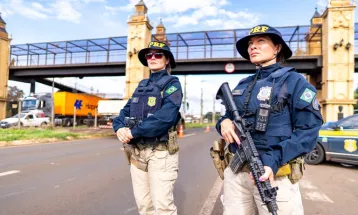 PRF realiza operação exclusivamente com policiais femininas em Londrina (PR)