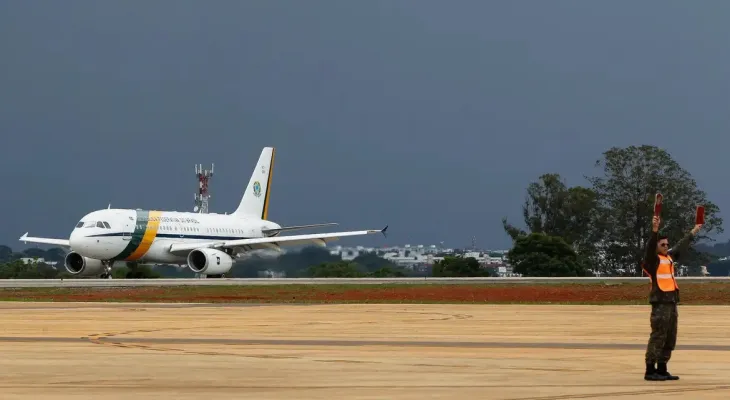 Avião presidencial arremete ao tentar pousar em Sorocaba