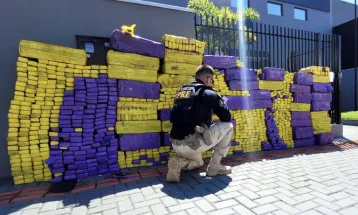 PRF apreende 1,2 tonelada de maconha em Cambé (PR) escondida em caminhão