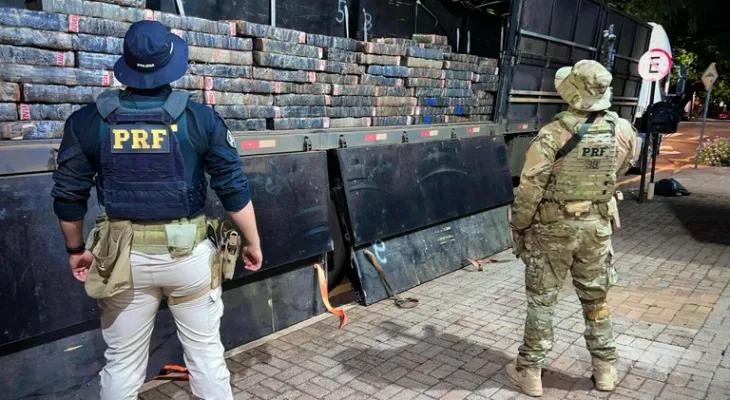 PRF apreende carreta com 1,6 tonelada de maconha em Toledo (PR)
