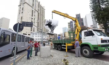 Escultura restaurada de Fernando Calderari retorna ao Centro de Curitiba e ganha mais visibilidade