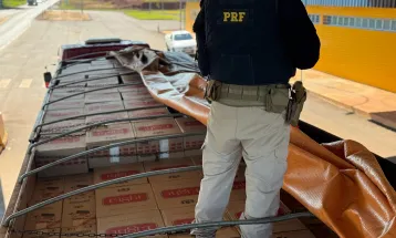 PRF apreende carreta estrangeira com cigarros contrabandeados em Guaíra (PR)