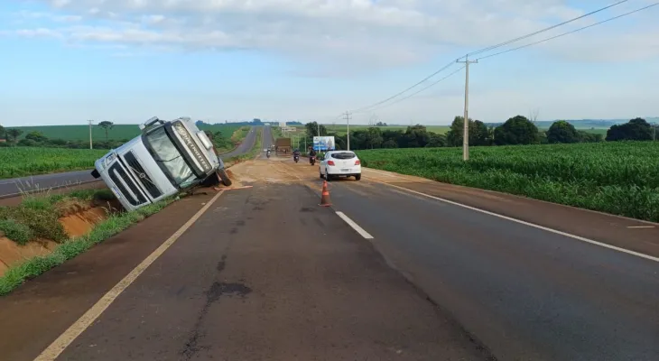 Motorista morre esmagado por caminhão após ser ejetado durante acidente em Toledo