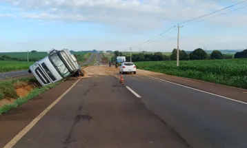 Motorista morre esmagado por caminhão após ser ejetado durante acidente em Toledo