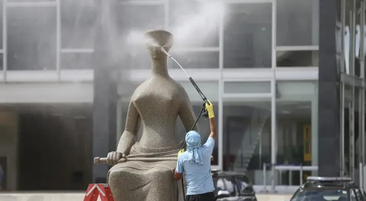 STF suspende julgamento de mulher que pichou 