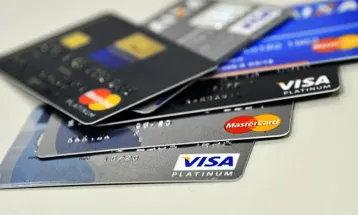Juros do cartão de crédito rotativo avançam e chegam a 445% ao ano