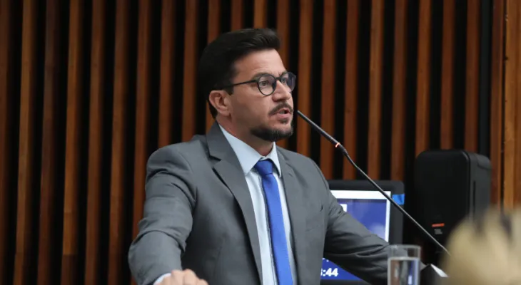 Oposição da Assembleia critica suspensão de prerrogativas do deputado Renato Freitas (PT)