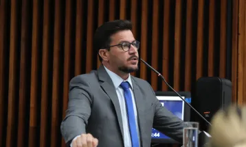 Oposição da Assembleia critica suspensão de prerrogativas do deputado Renato Freitas (PT)