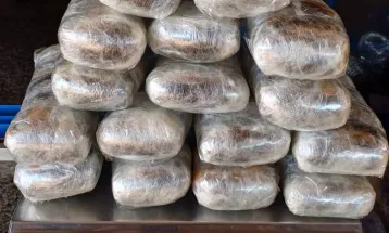 PRF apreende mais de 15 quilos de Haxixe escondidos na caixa de ar em um veículo, em Guaíra (PR)