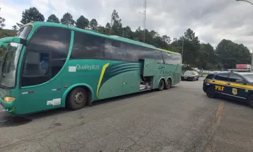 PRF flagra transporte clandestino de passageiros em Campina Grande do Sul (PR)