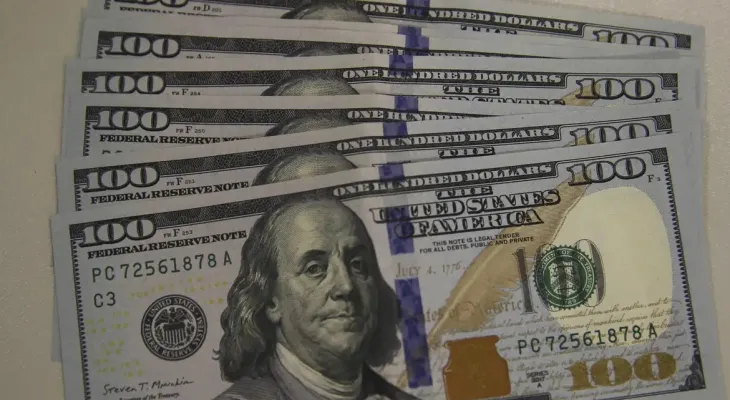 Ibovespa bate recorde histórico e dólar cai abaixo de R$ 5 em dia de euforia no mercado