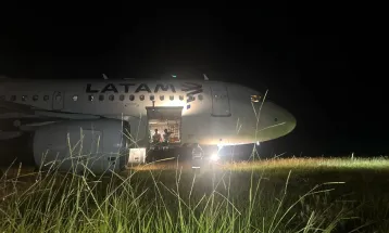 Avião da Latam sai da pista durante pouso no aeroporto de Chapecó