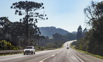 Tráfego fluindo nas rodovias do Paraná nesta terça-feira