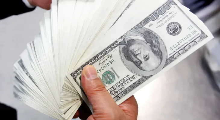 Dólar recua e se aproxima de R$ 5 nesta terça-feira (22), com cenário externo mais favorável