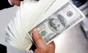 Dólar fecha abaixo de R$ 5, e bolsa cai com cautela global