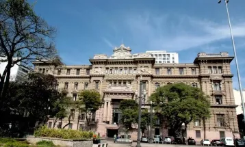 Impostor? Juiz aposentado é acusado de viver com identidade falsa por 40 anos