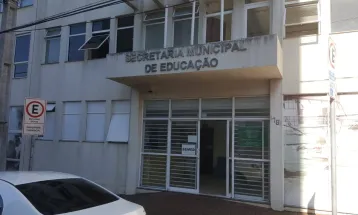 Agente escolar denunciado por abuso seguiu atuando por quase cinco anos; pais protestam