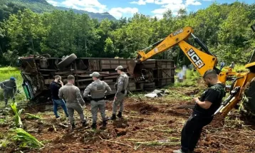 Ônibus com estudantes cai em ribanceira e deixa sete mortos no RS