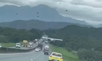 Avião faz pouso de emergência em rodovia movimentada de Santa Catarina